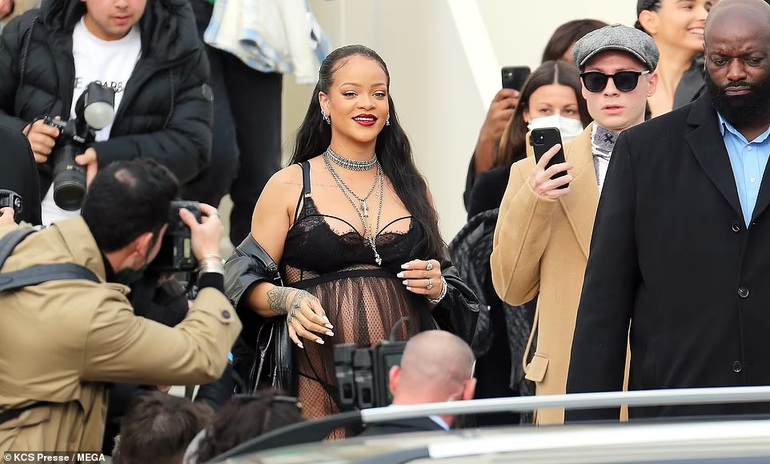 Bà bầu Rihanna mặc váy xuyên thấu đi xem show thời trang