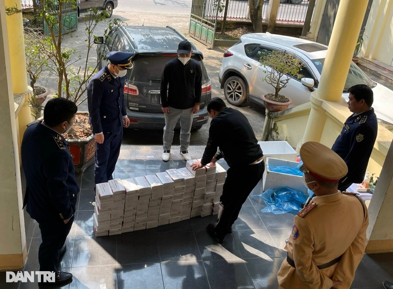 Ô tô 7 chỗ chở 1.500 kit test Trung Quốc có dấu hiệu nhập lậu - 1 Ô tô 7 chỗ chở 1.500 kit test Trung Quốc có dấu hiệu nhập lậu - 1