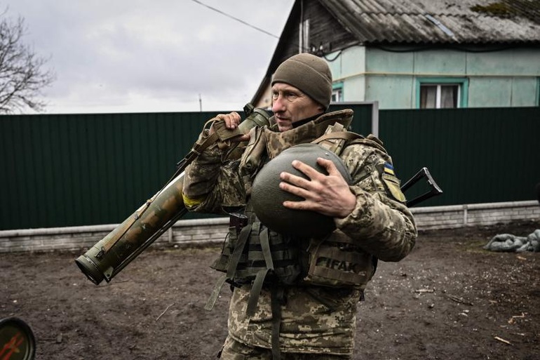 Mỹ chuyển giao phần lớn vũ khí cam kết cho Ukraine - 1