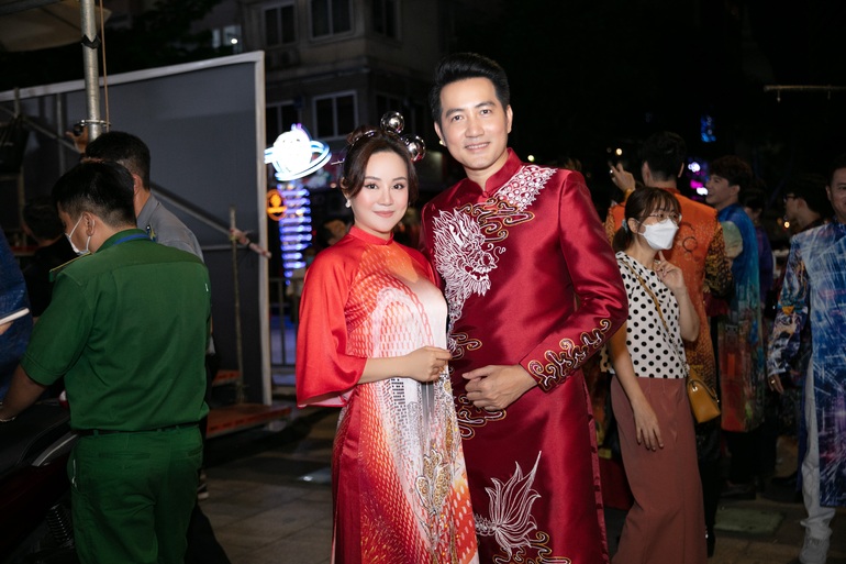 Hoa hậu Hà Kiều Anh, Vy Oanh làm người mẫu áo dài