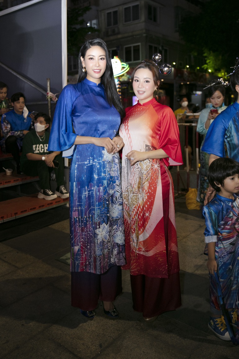 Hoa hậu Hà Kiều Anh, Vy Oanh làm người mẫu áo dài
