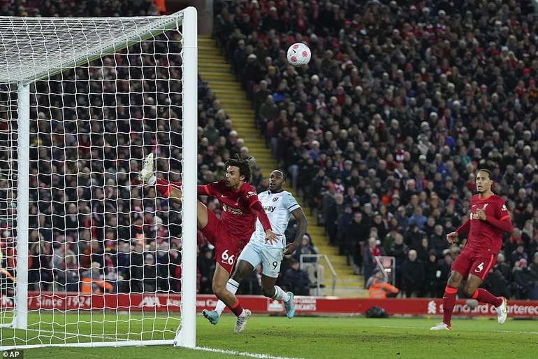 Liverpool thổi lửa vào trận derby Manchester - 2