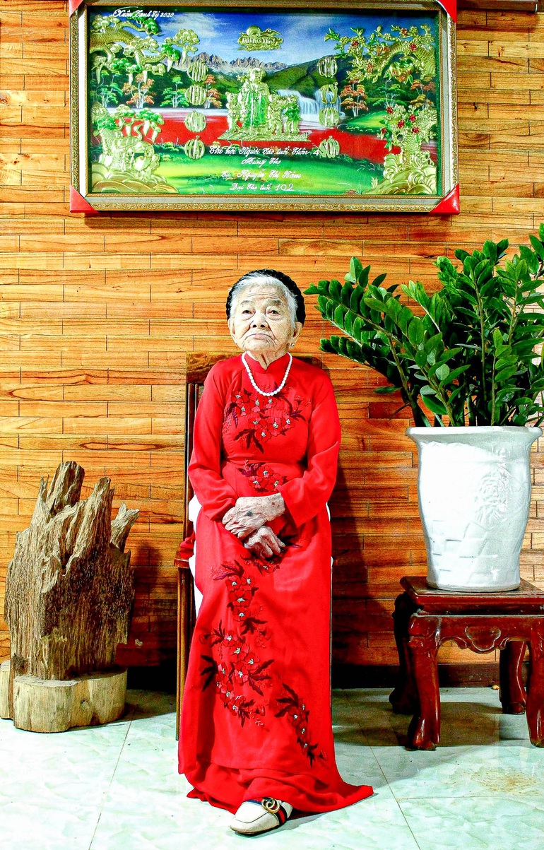Cụ bà 102 tuổi ở Nghệ An diện áo dài nhận 
