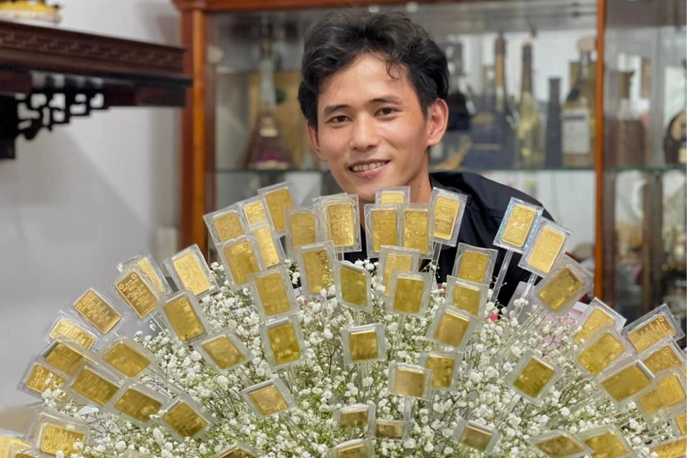 Đại gia Tây Đô đặt bó hoa đính 100 cây vàng 9999 tặng vợ ngày 8/3 - 1