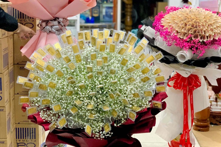 Đại gia Tây Đô đặt bó hoa đính 100 cây vàng 9999 tặng vợ ngày 8/3 - 2