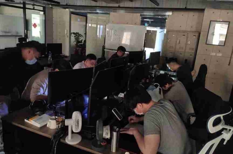 Các nhân viên công ty phần mềm đang chăm chú làm việc dù bị mất điện (Ảnh: Qdmana).