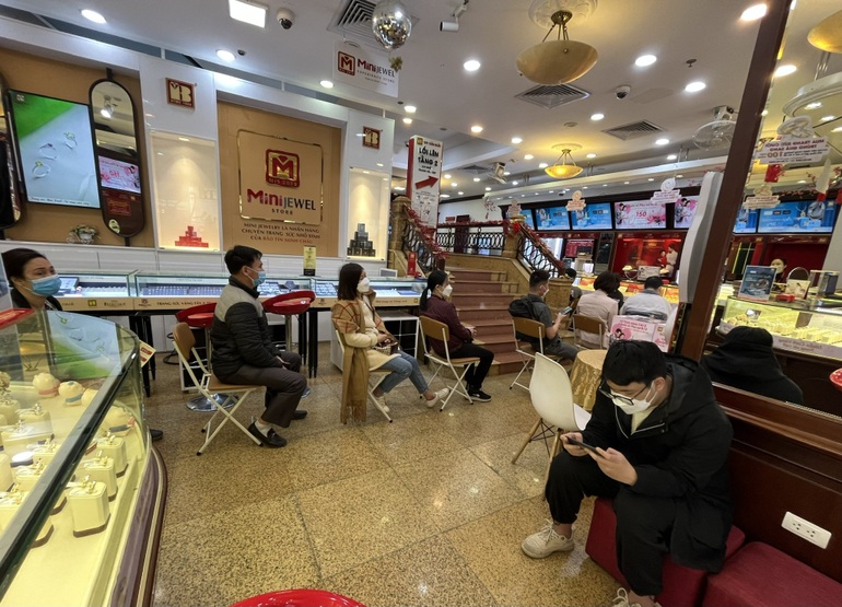 Người dân Hà Nội đổ xô đi bán chốt lời khi giá vàng lên cao chưa từng có - 4