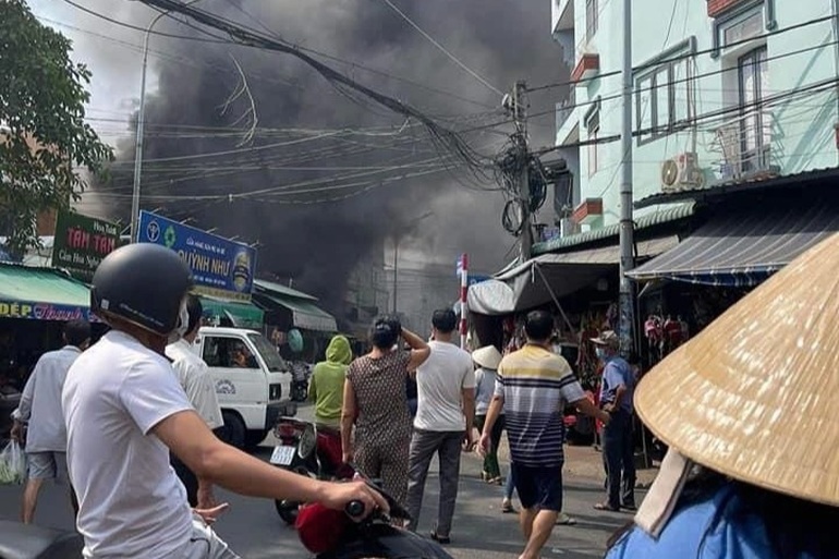 Cháy tiệm đồ chơi trẻ em, tiểu thương bỏ của chạy lấy người - 2