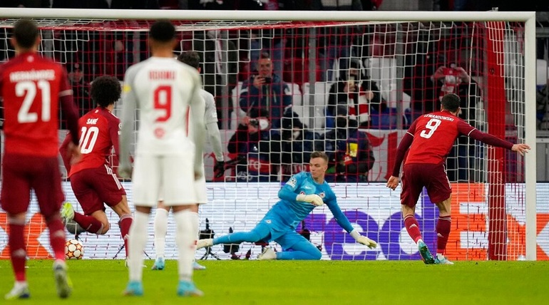 Lewandowski lập hat-trick, Bayern Munich vào tứ kết bằng chiến thắng 8-2 - 2 Lewandowski lập hat-trick, Bayern Munich vào tứ kết bằng chiến thắng 8-2 - 2