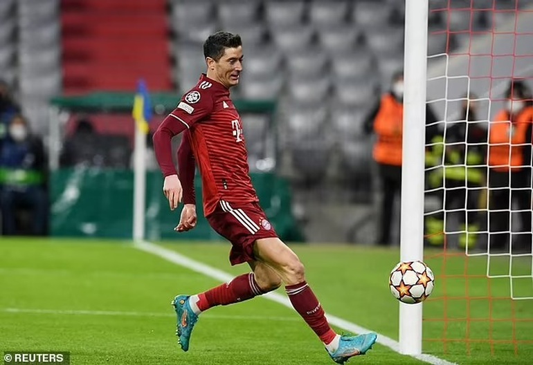 Lewandowski lập hat-trick, Bayern Munich vào tứ kết bằng chiến thắng 8-2 - 3 Lewandowski lập hat-trick, Bayern Munich vào tứ kết bằng chiến thắng 8-2 - 3