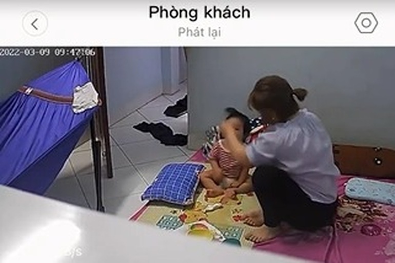 Bé 11 tháng tuổi bị tát liên tục vào đầu, bảo mẫu nói vỗ nhẹ để dỗ cho ăn - 2 Bé 11 tháng tuổi bị tát liên tục vào đầu, bảo mẫu nói vỗ nhẹ để dỗ cho ăn - 2