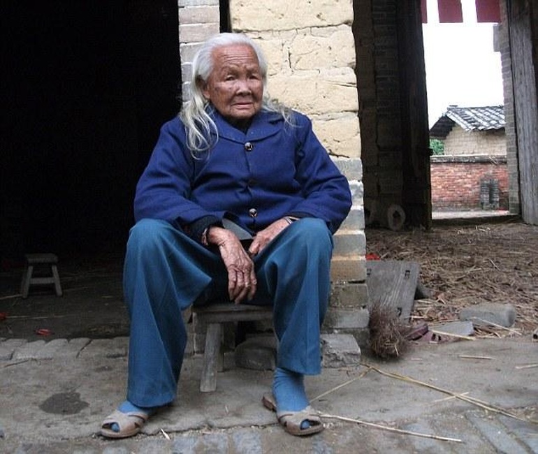 Khó tin cụ bà 91 tuổi qua đời, sau đó đột ngột sống lại giữa đám tang - 2 Khó tin cụ bà 91 tuổi qua đời, sau đó đột ngột sống lại giữa đám tang - 2
