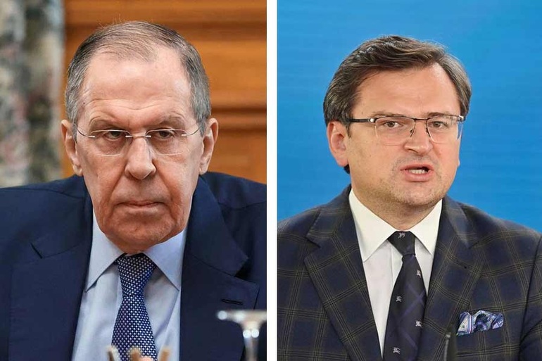 Ngoại trưởng Nga Sergei Lavrov (trái) và người đồng cấp Ukraine Dmytro Kuleba (Ảnh: Reuters).