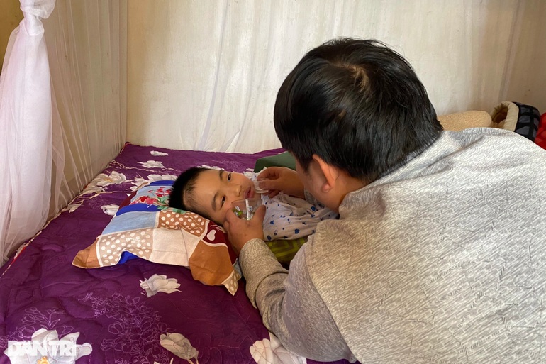 Cô bé 7 tuổi chỉ còn đủ sức mấp máy miệng cầu xin được cứu sống - 5 Cô bé 7 tuổi chỉ còn đủ sức mấp máy miệng cầu xin được cứu sống - 5