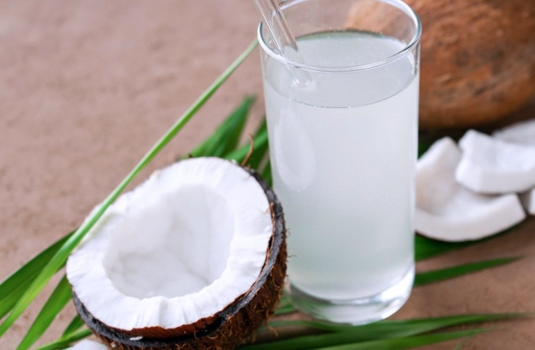 Người mắc Covid-19 uống nước dừa như thế nào để không gây hại? | Báo Dân trí