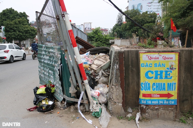 Rác thải ngập ngụa, bốt điện vênh váo trên con đường giữa Thủ đô - 7 Rác thải ngập ngụa, bốt điện vênh váo trên con đường giữa Thủ đô - 7