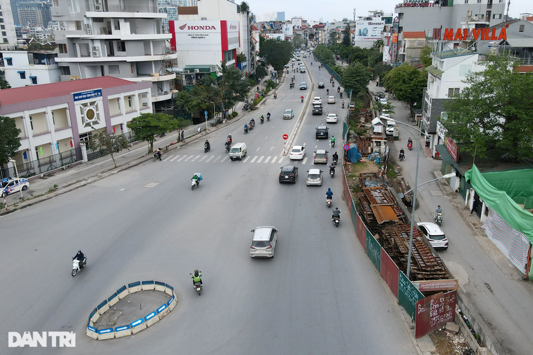 Rác thải ngập ngụa, bốt điện vênh váo trên con đường giữa Thủ đô - 3 Rác thải ngập ngụa, bốt điện vênh váo trên con đường giữa Thủ đô - 3