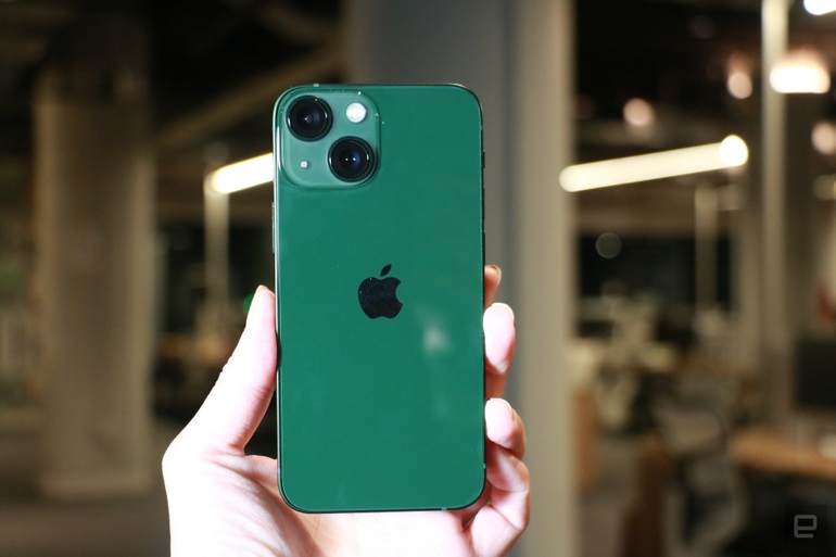 Cận cảnh iPhone 13 phiên bản màu Alpine Green - 3