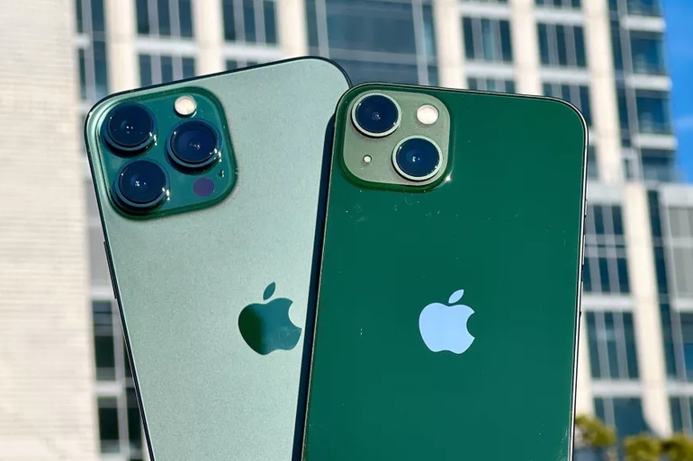 Cận cảnh iPhone 13 phiên bản màu Alpine Green - 2