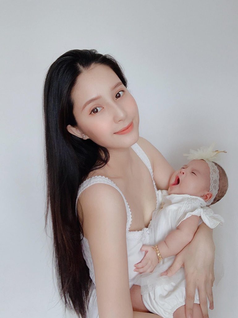 Sau mối tình với ca sĩ nổi tiếng, hot girl vất vả làm mẹ đơn thân - 2 Sau mối tình với ca sĩ nổi tiếng, hot girl vất vả làm mẹ đơn thân - 2