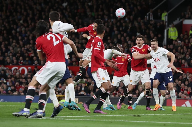 Ronaldo lập hat-trick siêu đỉnh, Man Utd hạ gục Tottenham - 5 Ronaldo lập hat-trick siêu đỉnh, Man Utd hạ gục Tottenham - 5