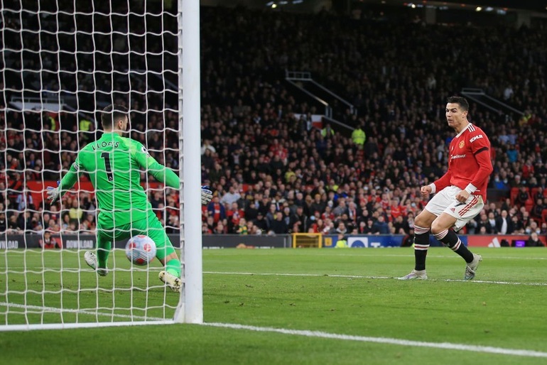 Ronaldo lập hat-trick siêu đỉnh, Man Utd hạ gục Tottenham - 4 Ronaldo lập hat-trick siêu đỉnh, Man Utd hạ gục Tottenham - 4