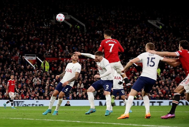 C.Ronaldo lập hat-trick, Gary Neville vẫn chê Man Utd đá dở - 2