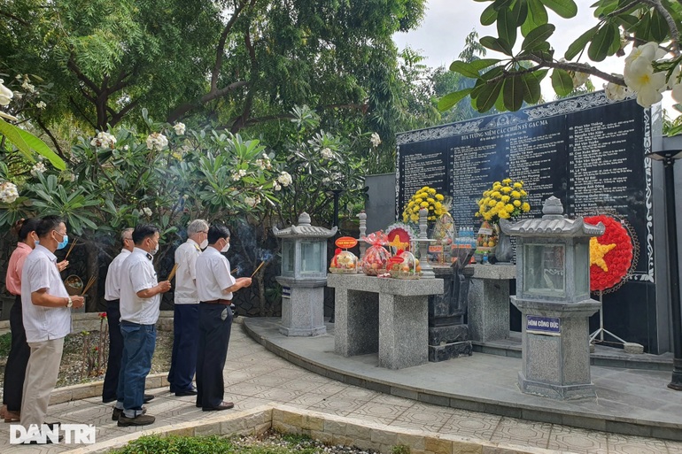 Dòng người xúc động dâng hương tại khu tưởng niệm 64 liệt sĩ Gạc Ma - 7
