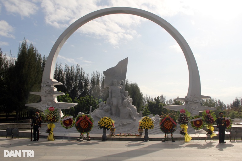 Dòng người xúc động dâng hương tại khu tưởng niệm 64 liệt sĩ Gạc Ma - 2