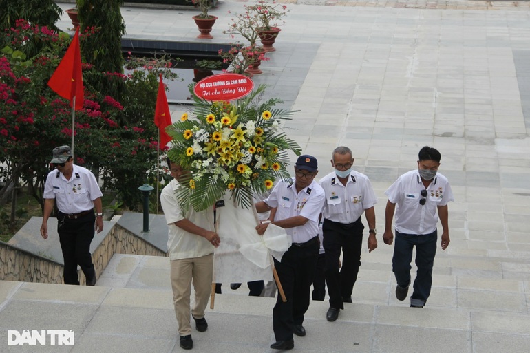 Dòng người xúc động dâng hương tại khu tưởng niệm 64 liệt sĩ Gạc Ma - 4