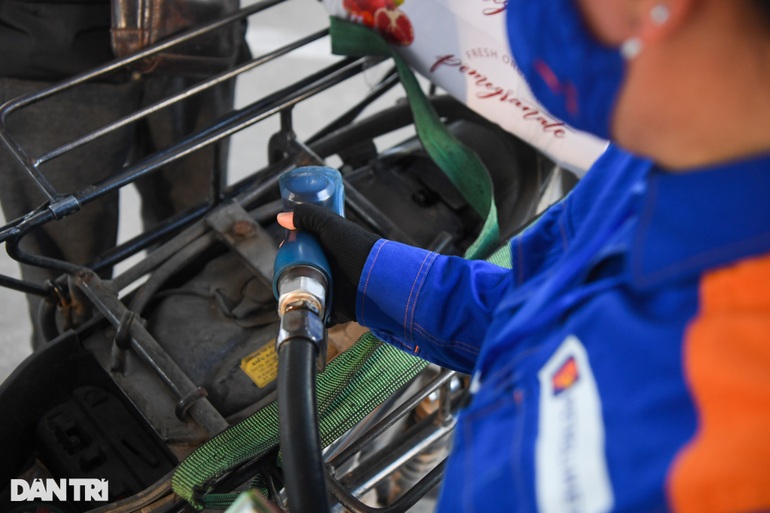 Giá xăng dầu lại giảm mạnh từ chiều nay - 1