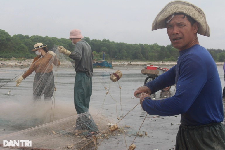 Sau gần nửa ngày đánh bắt gần bờ, ngư dân kiếm tiền triệu - 5 Sau gần nửa ngày đánh bắt gần bờ, ngư dân kiếm tiền triệu - 5