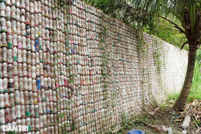 Dị nhân nhặt hàng vạn chai nhựa về xây nhà độc nhất miền Tây - 3