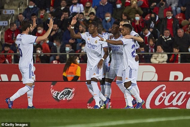 Benzema tỏa sáng, Real Madrid hơn đội nhì bảng đến 10 điểm - 5