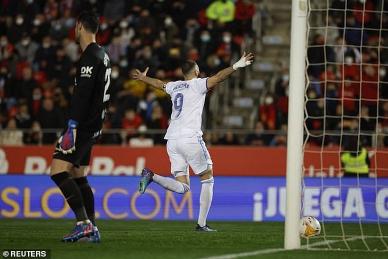 Benzema tỏa sáng, Real Madrid hơn đội nhì bảng đến 10 điểm - 4