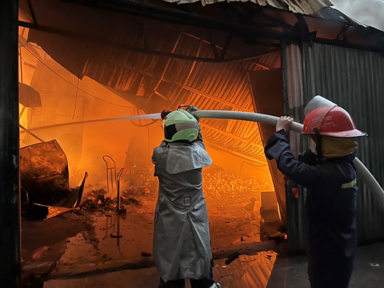 Hàng chục cảnh sát dốc sức dập lửa bao trùm nhà xưởng 300 m2 ở Hà Nội - 4