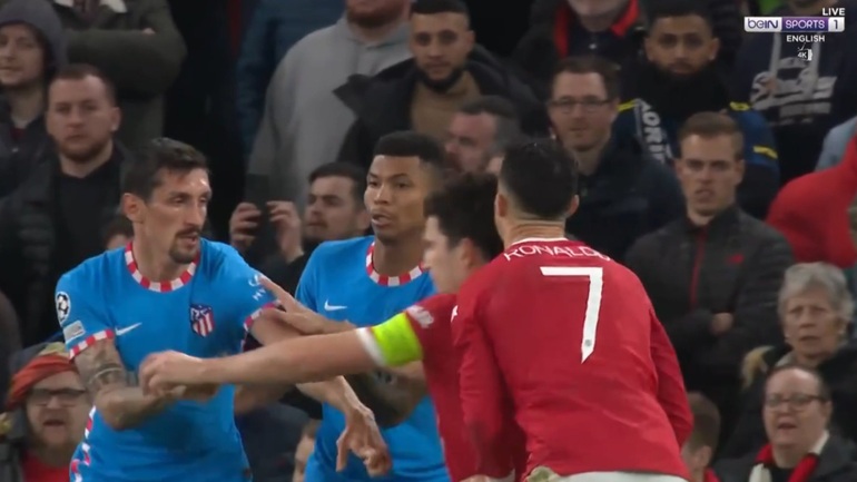 Maguire tấu hài suýt làm C.Ronaldo… gãy răng, CĐV đòi đuổi khỏi sân - 2 Maguire tấu hài suýt làm C.Ronaldo… gãy răng, CĐV đòi đuổi khỏi sân - 2