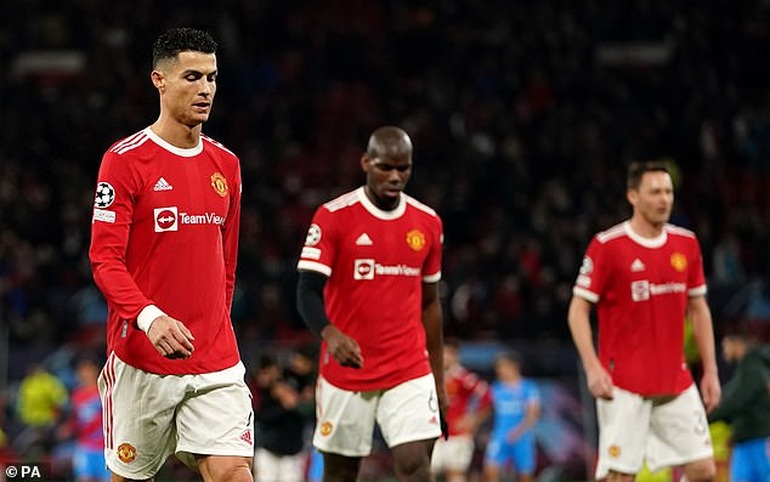Cổ động viên Man Utd ném vật thể lạ về phía HLV Simeone - 2 Cổ động viên Man Utd ném vật thể lạ về phía HLV Simeone - 2
