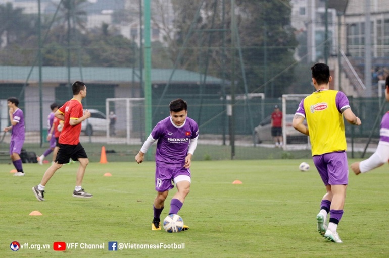Quang Hải mệt mỏi trong buổi tập đầu tiên cùng đội tuyển Việt Nam - 1