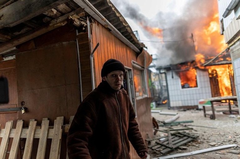 Khói lửa bom đạn bủa vây Ukraine sau 3 tuần chiến sự - 18