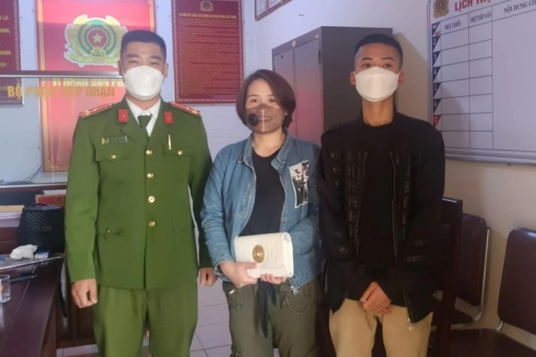 Người phụ nữ vui mừng nhận lại chiếc ví và sổ tiết kiệm 200 triệu đồng - 1 Người phụ nữ vui mừng nhận lại chiếc ví và sổ tiết kiệm 200 triệu đồng - 1