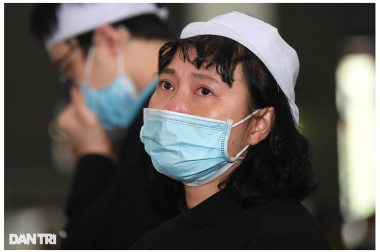 Khánh Linh khóc nghẹn trong giờ phút tiễn biệt anh trai - nhạc sĩ Ngọc Châu - 3 Khánh Linh khóc nghẹn trong giờ phút tiễn biệt anh trai - nhạc sĩ Ngọc Châu - 3