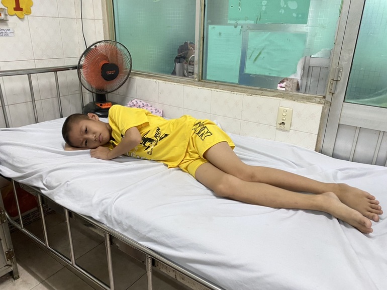 Ký ức hãi hùng của người mẹ nghèo và lời cầu xin cứu con trai u não - 4 Ký ức hãi hùng của người mẹ nghèo và lời cầu xin cứu con trai u não - 4