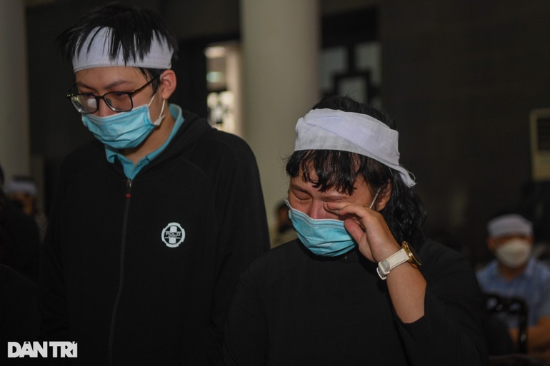 Khánh Linh khóc nghẹn trong giờ phút tiễn biệt anh trai - nhạc sĩ Ngọc Châu - 2 Khánh Linh khóc nghẹn trong giờ phút tiễn biệt anh trai - nhạc sĩ Ngọc Châu - 2