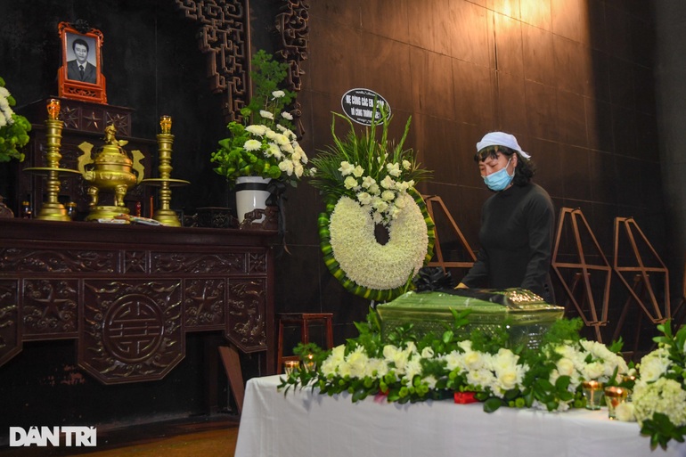 Khánh Linh khóc nghẹn trong giờ phút tiễn biệt anh trai - nhạc sĩ Ngọc Châu - 4 Khánh Linh khóc nghẹn trong giờ phút tiễn biệt anh trai - nhạc sĩ Ngọc Châu - 4