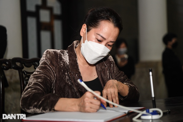 Khánh Linh khóc nghẹn trong giờ phút tiễn biệt anh trai - nhạc sĩ Ngọc Châu - 16 Khánh Linh khóc nghẹn trong giờ phút tiễn biệt anh trai - nhạc sĩ Ngọc Châu - 16