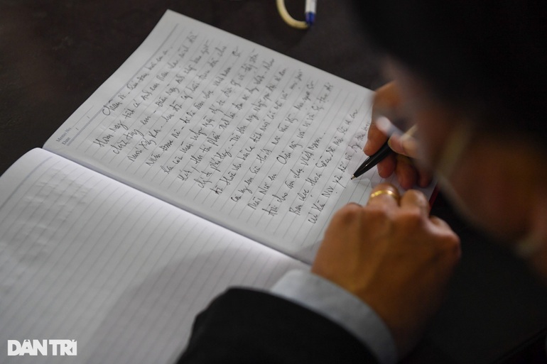 Khánh Linh khóc nghẹn trong giờ phút tiễn biệt anh trai - nhạc sĩ Ngọc Châu - 12 Khánh Linh khóc nghẹn trong giờ phút tiễn biệt anh trai - nhạc sĩ Ngọc Châu - 12