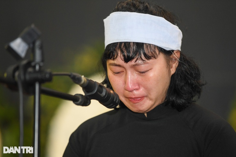 Khánh Linh khóc nghẹn trong giờ phút tiễn biệt anh trai - nhạc sĩ Ngọc Châu - 14 Khánh Linh khóc nghẹn trong giờ phút tiễn biệt anh trai - nhạc sĩ Ngọc Châu - 14