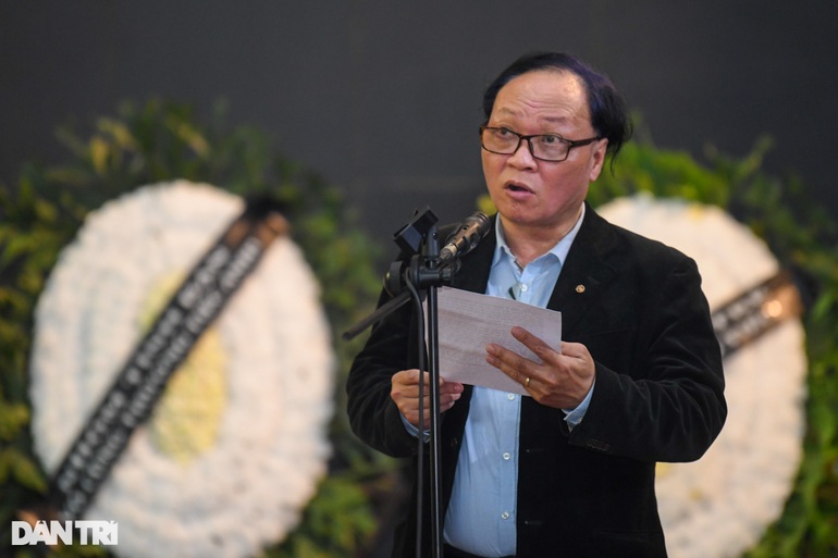Khánh Linh khóc nghẹn trong giờ phút tiễn biệt anh trai - nhạc sĩ Ngọc Châu - 17 Khánh Linh khóc nghẹn trong giờ phút tiễn biệt anh trai - nhạc sĩ Ngọc Châu - 17