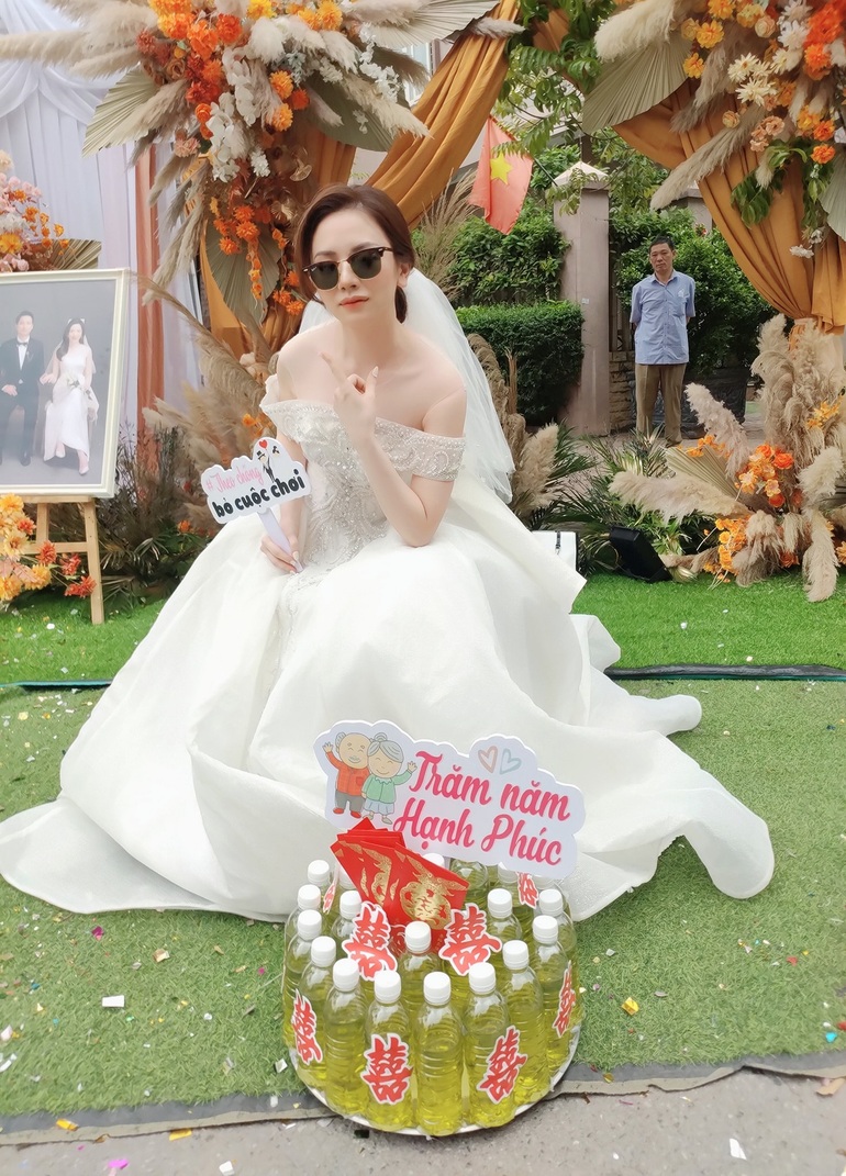 Cô dâu ở Bắc Giang nhận quà cưới là 10 lít xăng từ nhóm bạn thân - 3